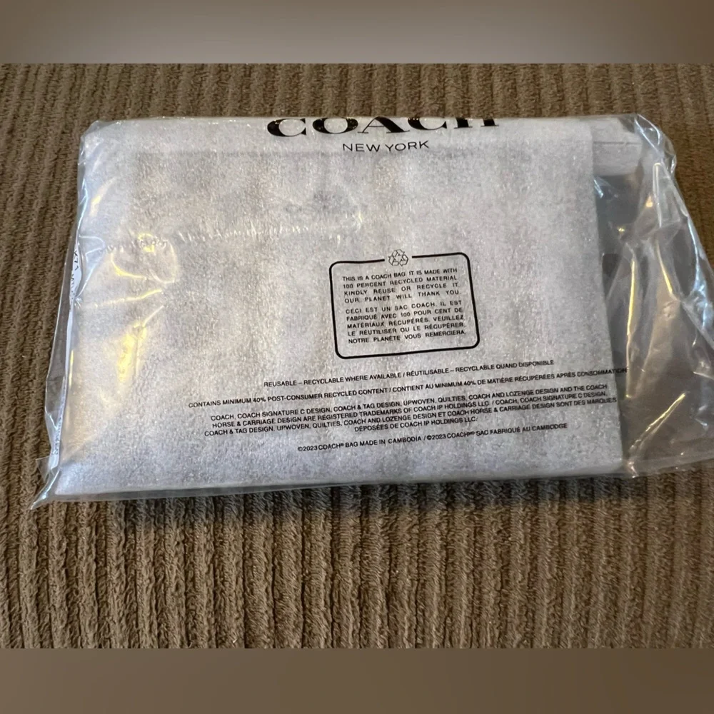 Coach Corner Zip Wristlet
In Signature Canvas nwt in packaging - Picture 2 of 4